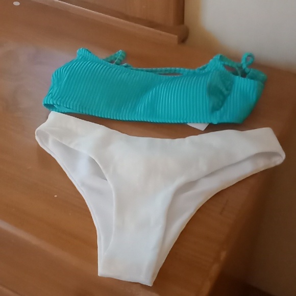 Bikini Set - Picture 1 of 7